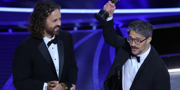 Kết quả Oscar 2022: Dune đại thắng, Will Smith đấm MC xong ẵm luôn tượng Vàng danh giá
