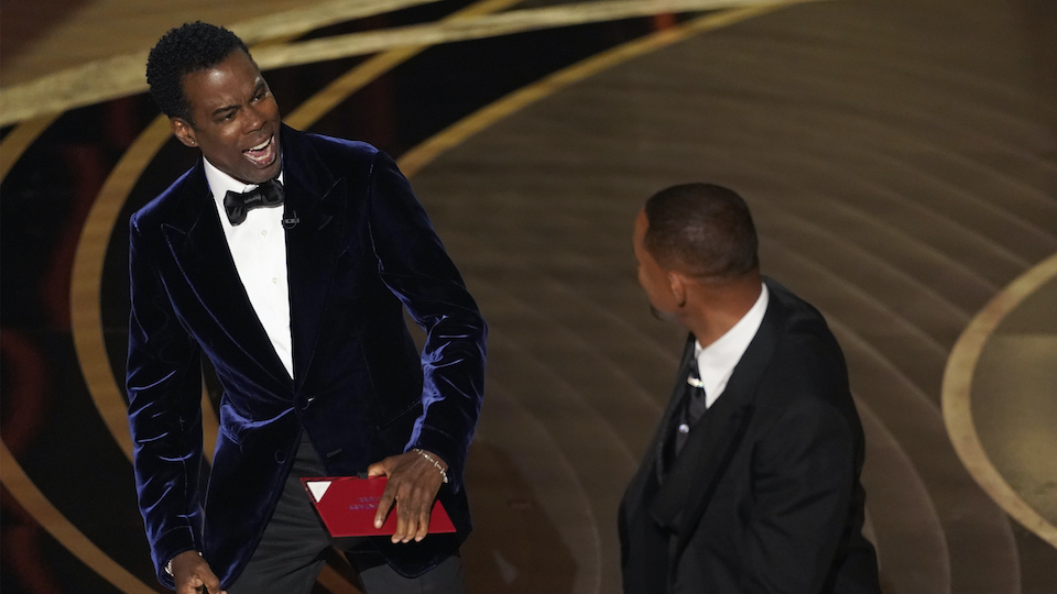 Will Smith bênh vực vợ, đấm thẳng mặt đồng nghiệp ngay trên sân khấu Oscar 2022 Will Smith bênh vực vợ, đấm thẳng mặt đồng nghiệp ngay trên sân khấu Oscar 2022