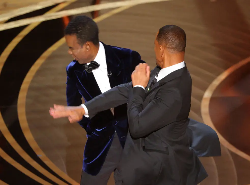 Will Smith bênh vực vợ, đấm thẳng mặt đồng nghiệp ngay trên sân khấu Oscar 2022 Will Smith bênh vực vợ, đấm thẳng mặt đồng nghiệp ngay trên sân khấu Oscar 2022