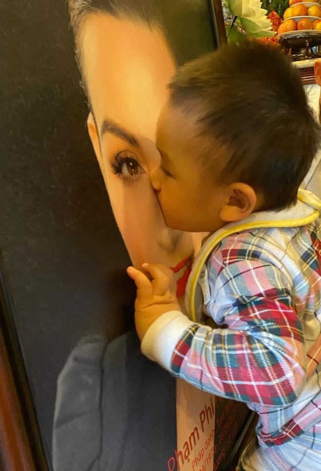 Khoảnh khắc cháu ngoại Phi Nhung hôn di ảnh của người bà quá cố khiến ai cũng xúc động