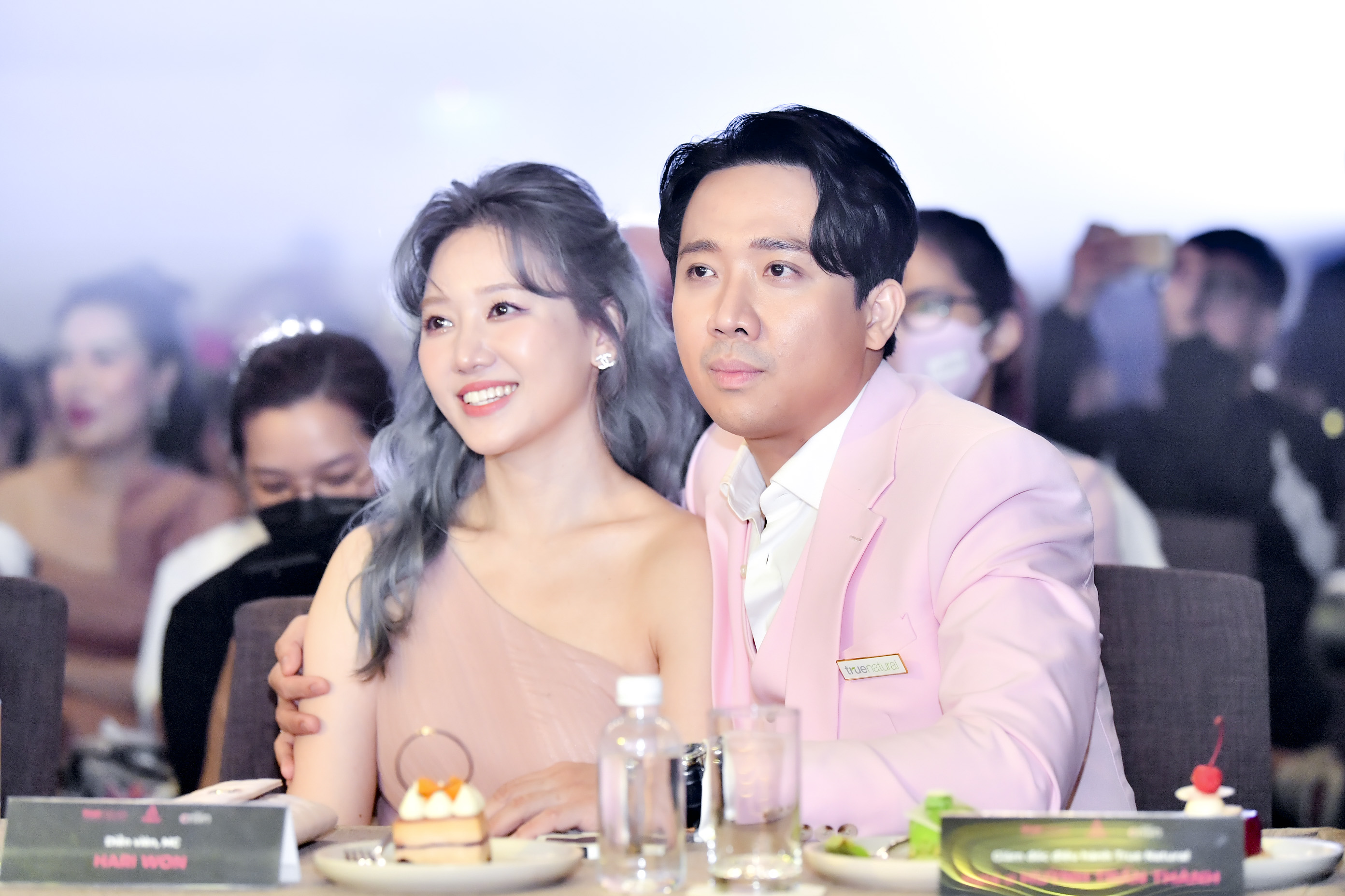 Ngọc Trinh “hở bạo” đi xe 30 tỷ dự sự kiện, vợ chồng Trấn Thành - Hari Won song ca cực tình