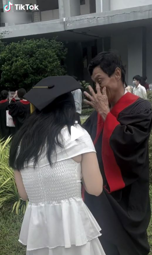 Khoảnh khắc nữ sinh khoác áo cử nhân cho cha trong ngày tốt nghiệp gây xúc động mạnh: Cha mẹ đã hi sinh rất nhiều