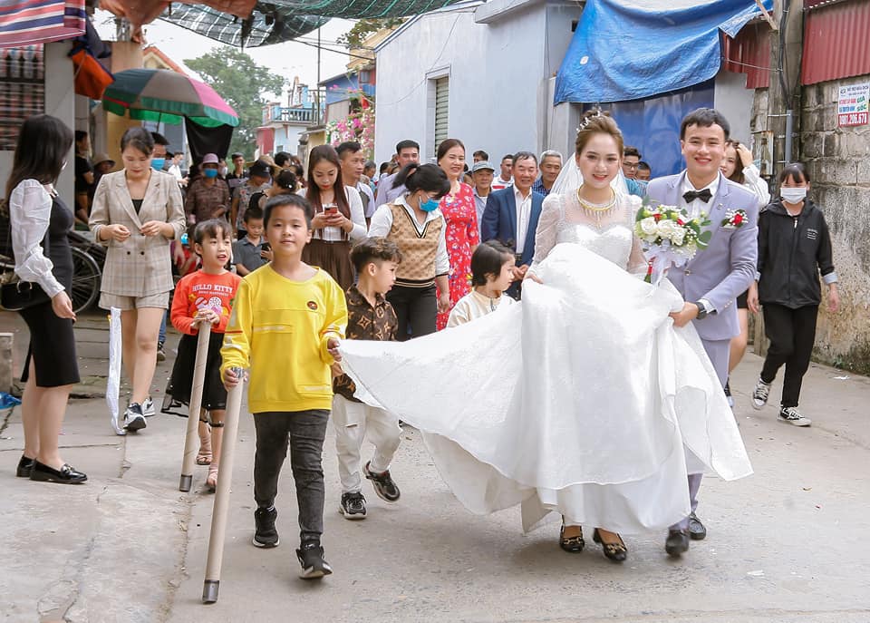 Hai nhà cách nhau 300 mét, chú rể quyết định cõng luôn cô dâu về dinh khỏi cần thuê xe hoa Hai nhà cách nhau 300 mét, chú rể quyết định cõng luôn cô dâu về dinh khỏi cần thuê xe hoa - ảnh 6