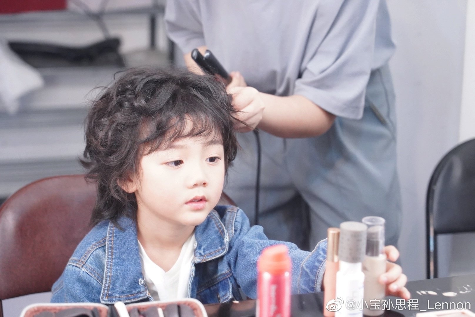 Cậu bé ngô nghê trả lời đốn tim netizzen: Cháu là con trai nhưng thích để tóc dài không được sao?