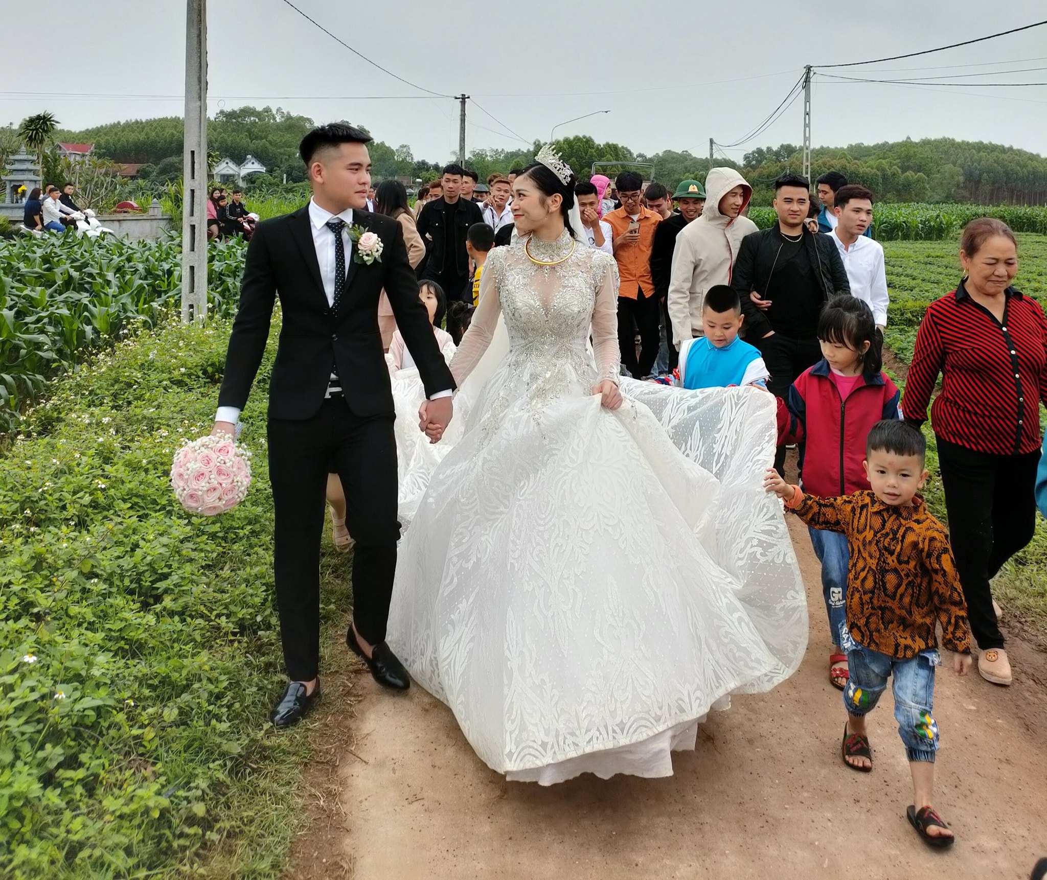 Hai nhà cách nhau 300 mét, chú rể quyết định cõng luôn cô dâu về dinh khỏi cần thuê xe hoa Cô dâu chú rể cùng nhau 'cuốc' bộ về nhà trong ngày hôn lễ vì chỉ cách nhau có 300 mét