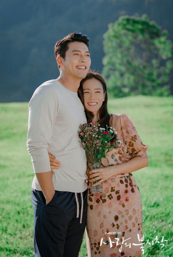 Cặp đôi quyền lực Thái Lan về chung nhà sau 9 năm, màn cầu hôn làm nhớ đến Hyun Bin - Son Ye Jin