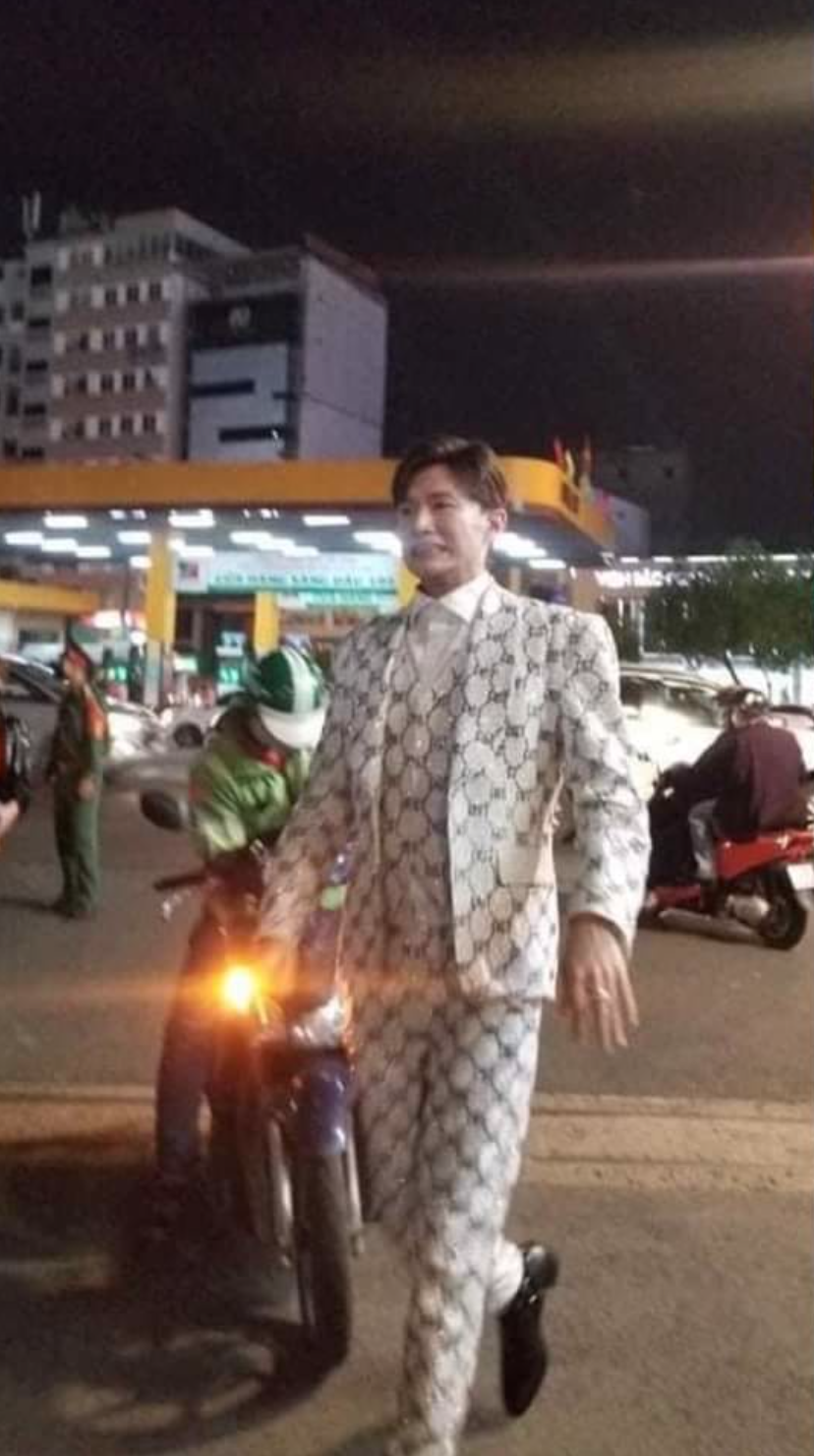 Dược Sĩ Tiến mặc vest đính 1200 viên kim cương nhưng... đi xe ôm đến dự Chung kết The Next Gentleman?! Dược Sĩ Tiến mặc vest đính 1200 viên kim cương nhưng... đi xe ôm đến dự Chung kết The Next Gentleman?!