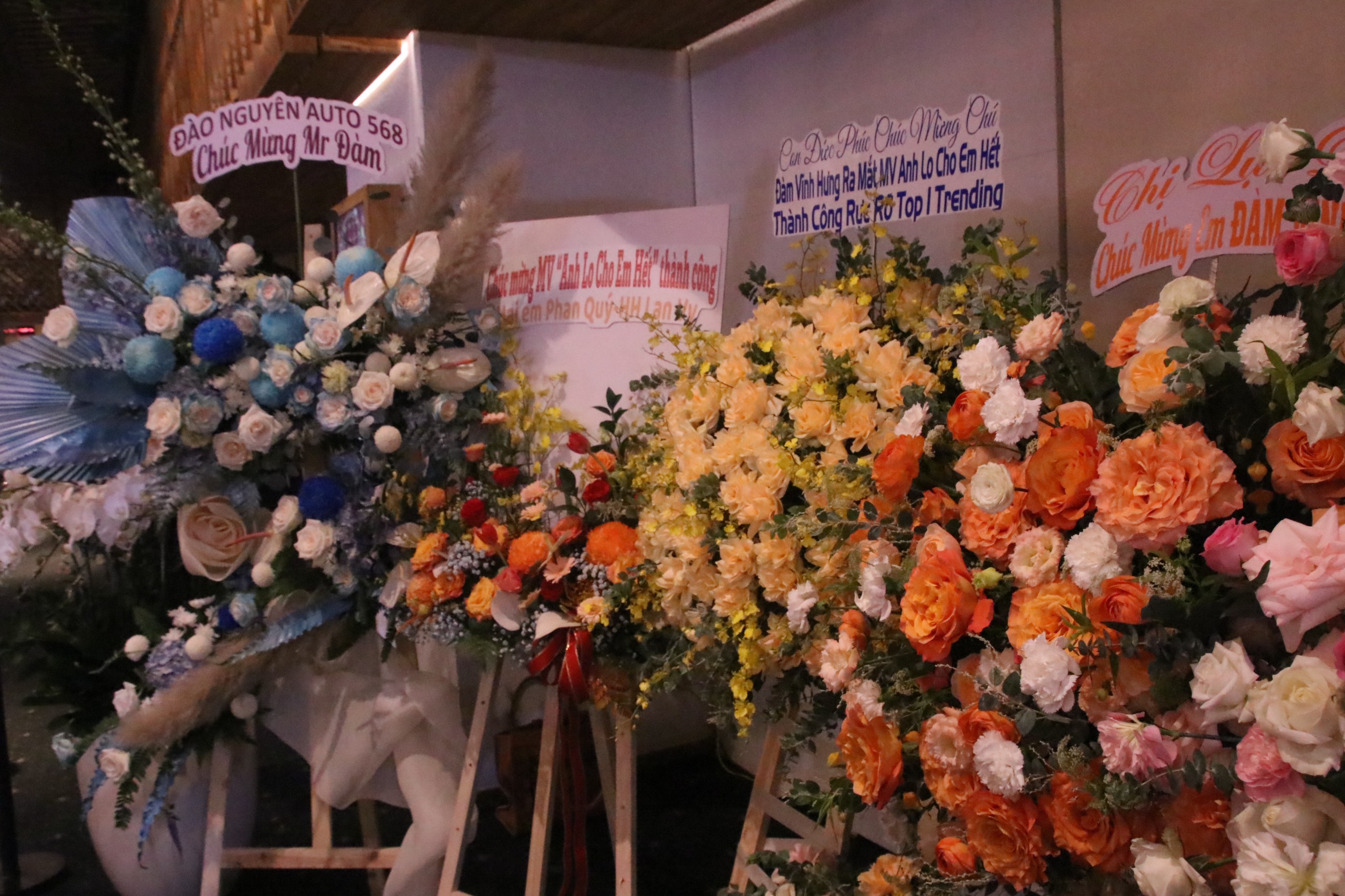 Dàn hoa khủng trị giá cả trăm triệu trong sự kiện của Đàm Vĩnh Hưng, hé lộ những đàn em thân thiết