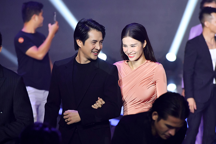 Hơn 80 nghệ sĩ nổi tiếng xuất hiện trên sân khấu của Đàm Vĩnh Hưng mừng nam ca sĩ ra MV mới Hơn 80 nghệ sĩ nổi tiếng xuất hiện trên sân khấu của Đàm Vĩnh Hưng mừng nam ca sĩ ra MV mới