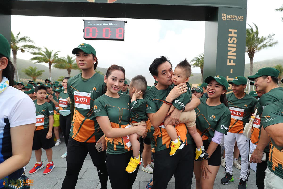 Hai vợ chồng Dương Khắc Linh - Sara Lưu bồng bế 2 cậu nhóc nhỏ tham gia một cuộc thi chạy ở Quy Nhơn