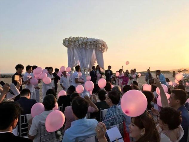 Sao Việt tổ chức đám cưới trên bãi biển: Nhi - Thắng chi gần 10 tỷ, Vân - Huy tinh tế thế này Nguyệt Ánh và bạn trai người Ân Độ tổ chức ngày vui tại bờ biển Mũi Né (Phan Thiết) với sự tham gia của đông đảo bạn bè trong giới phim ảnh