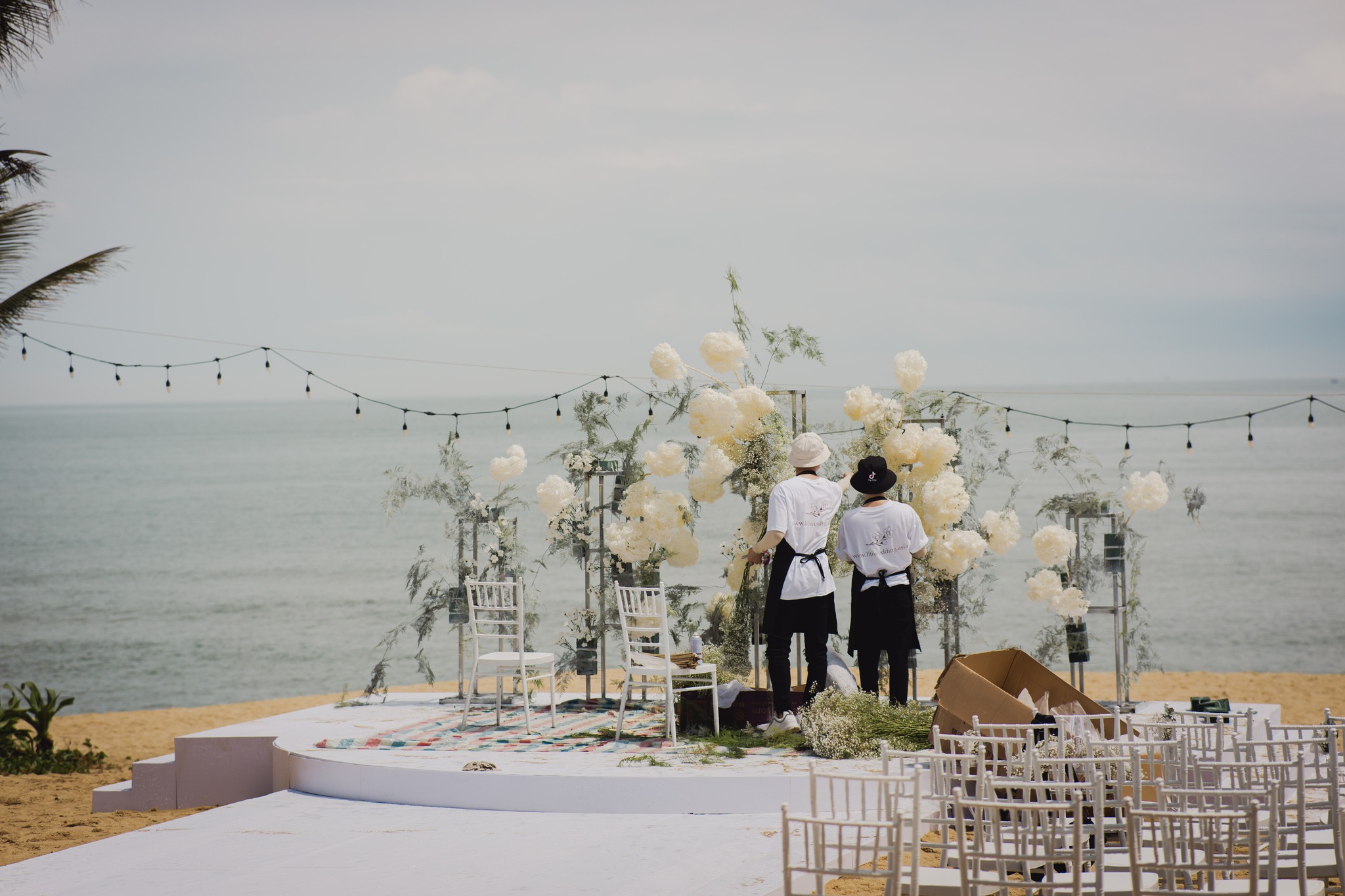 Sao Việt tổ chức đám cưới trên bãi biển: Nhi - Thắng chi gần 10 tỷ, Vân - Huy tinh tế thế này