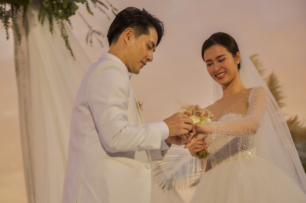 Sao Việt tổ chức đám cưới trên bãi biển: Nhi - Thắng chi gần 10 tỷ, Vân - Huy tinh tế thế này Đông Nhi - Ông Cao Thắng trao nhẫn cưới dưới chiều hoàng hôn tuyệt đẹp ở Phú Quốc