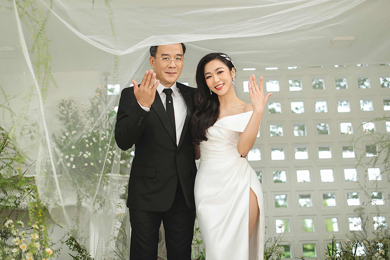 Hình ảnh hôn lễ của 'Vua cá Koi' Thắng Ngô và vợ trẻ Hà Thanh Xuân gây sốt cộng đồng mạng mấy ngày qua