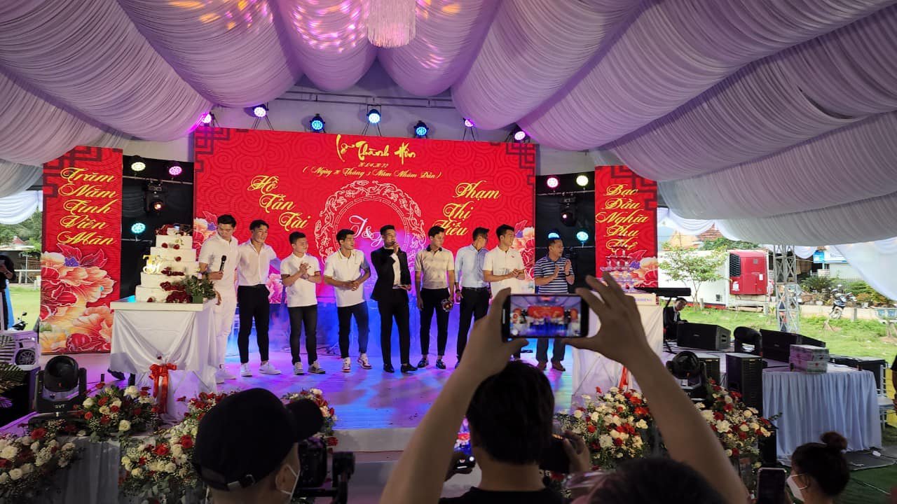 Bùi Tiến Dũng lấy vợ trước thềm chung kết bóng đá nam, dàn U22 vô địch SEA Games 30 giờ ra sao? Đám cưới Hồ Tấn Tài và bạn gái Phạm Thị Hiếu ở quê Bình Định