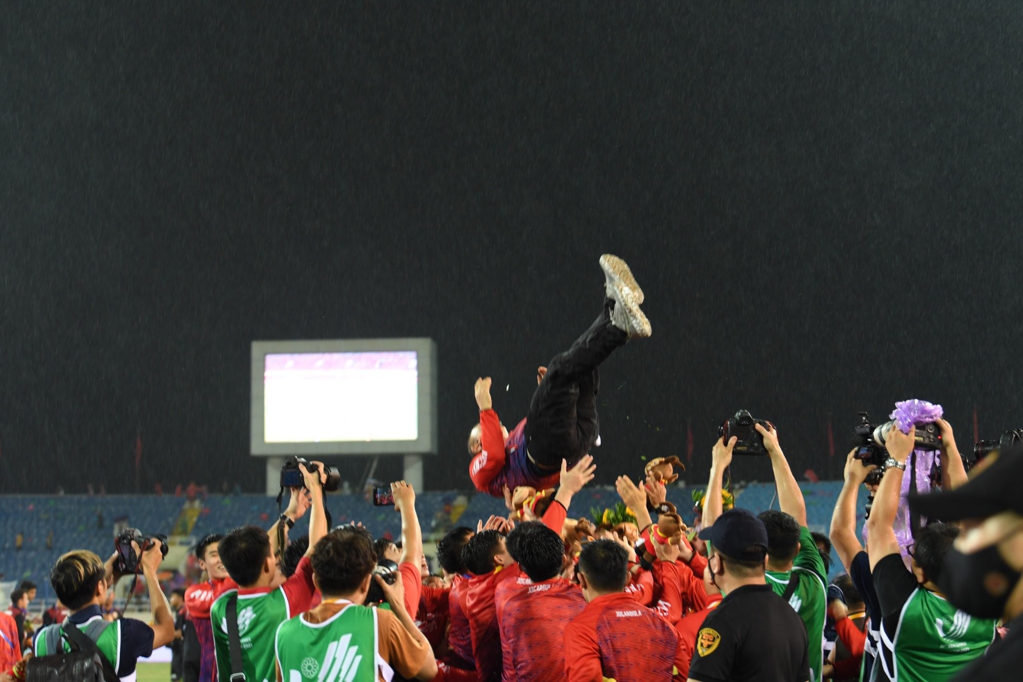 HLV Park Hang Seo được các học trò tung lên trời sau chiến thắng vang dội của U23 Việt Nam