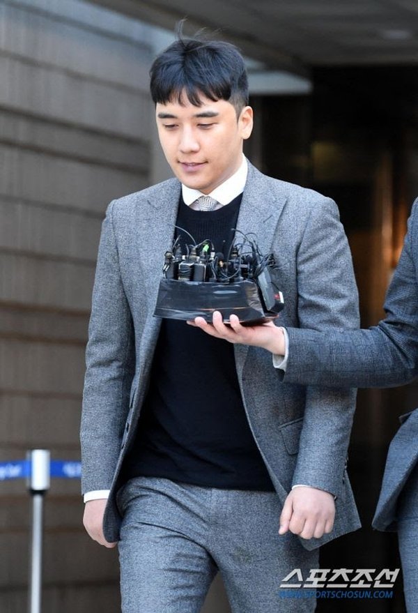 Seungri từng bị tuyên phạt 3 năm tù giam cùng số tiền 1,1 tỉ won nhưng ở phiên tòa thứ 2 thì giảm nhẹ hình phạt xuống còn 16 tháng tù