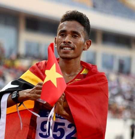 Khoảnh khắc VĐV điền kinh Felisberto de Deus của Timor Leste vừa khoác cờ nước mình, vừa vẫy cờ Việt Nam gây sốt cõi mạng