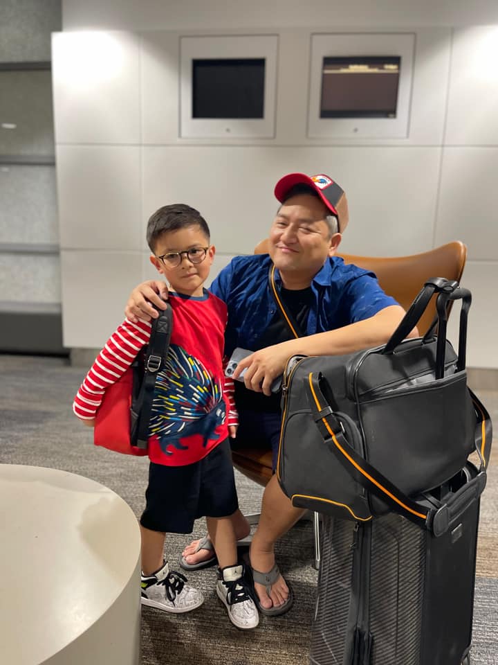 Thiên Từ cùng người thân ở sân bay chuẩn bị lên đường về thăm quê hương