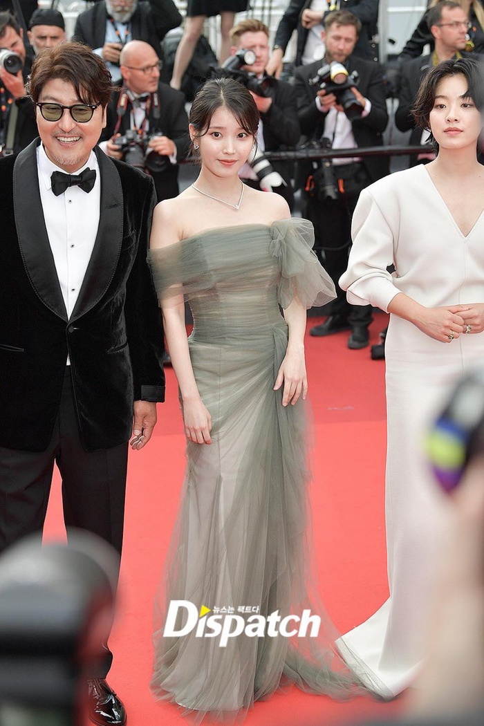Thời trang LHP Cannes 2022 của sao châu Á: Thang Duy - IU nhẹ nhàng, Lý Nhã Kỳ - Hương Giang bị chê 'lố' - ảnh 13