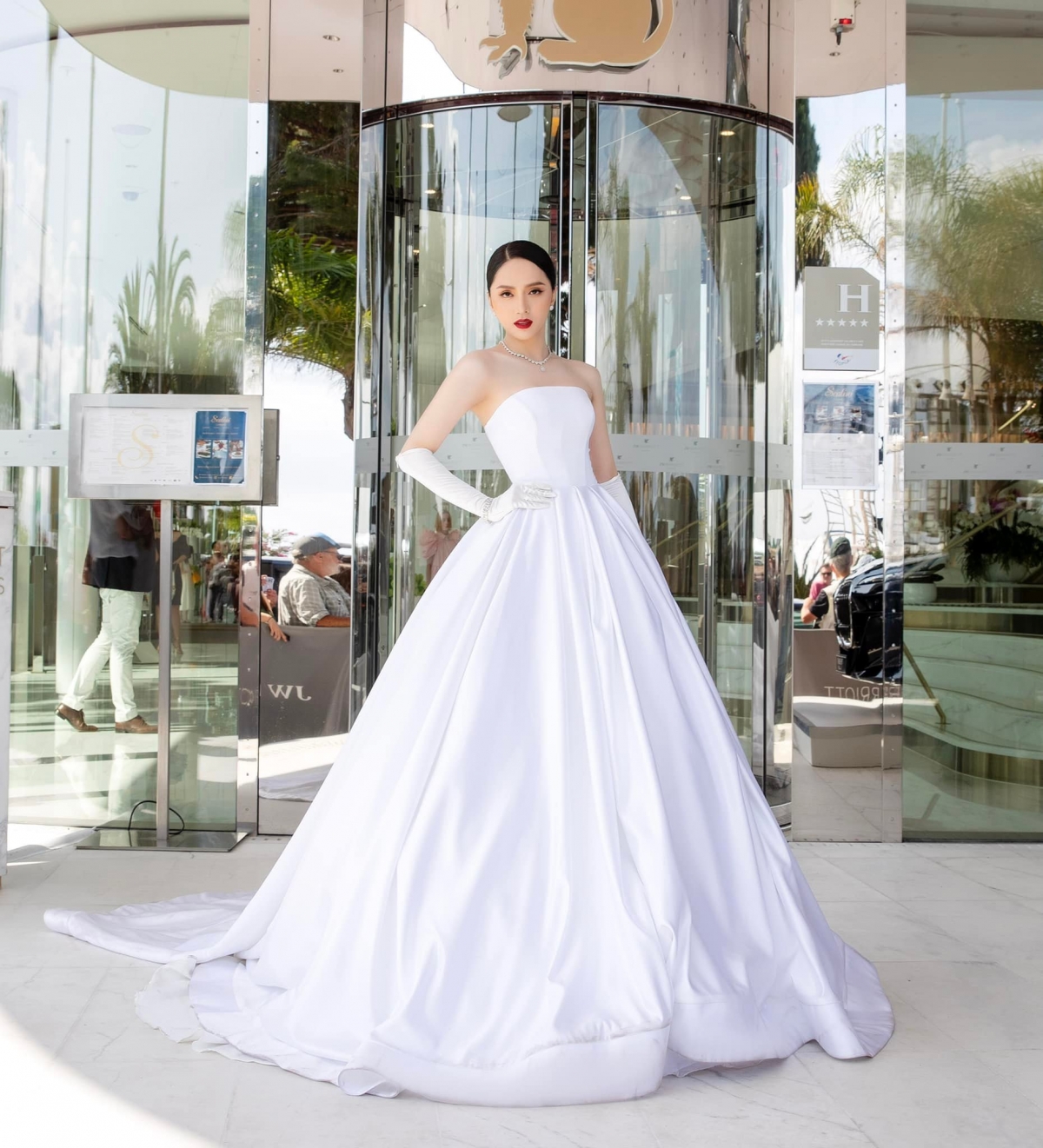 Hương Giang xuất hiện tại LHP Cannes như cô dâu bước trong lễ đường