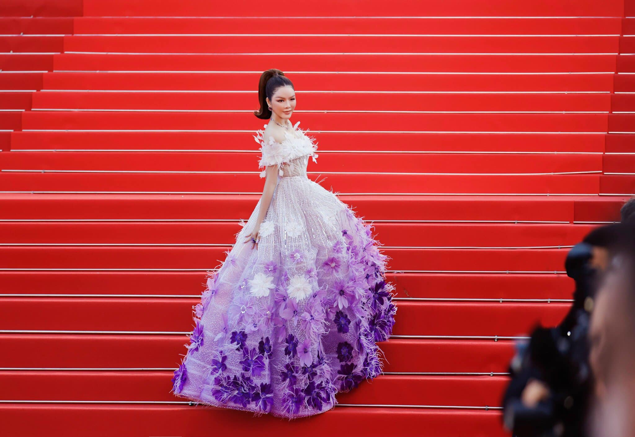 Thời trang LHP Cannes 2022 của sao châu Á: Thang Duy - IU nhẹ nhàng, Lý Nhã Kỳ - Hương Giang bị chê lố
