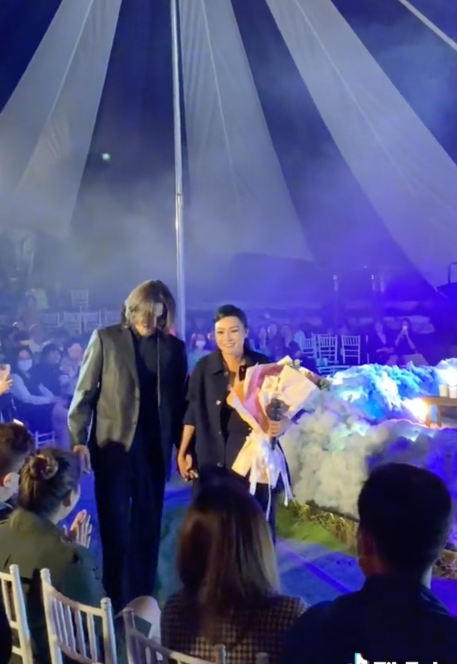 Phương Thanh công khai dắt tay tình trẻ trong liveshow tại Đà Lạt: Chuyến này em lời to rồi! Phương Thanh âu yếm dắt tay bạn trai tại liveshow tối ngày 27/5 vừa qua