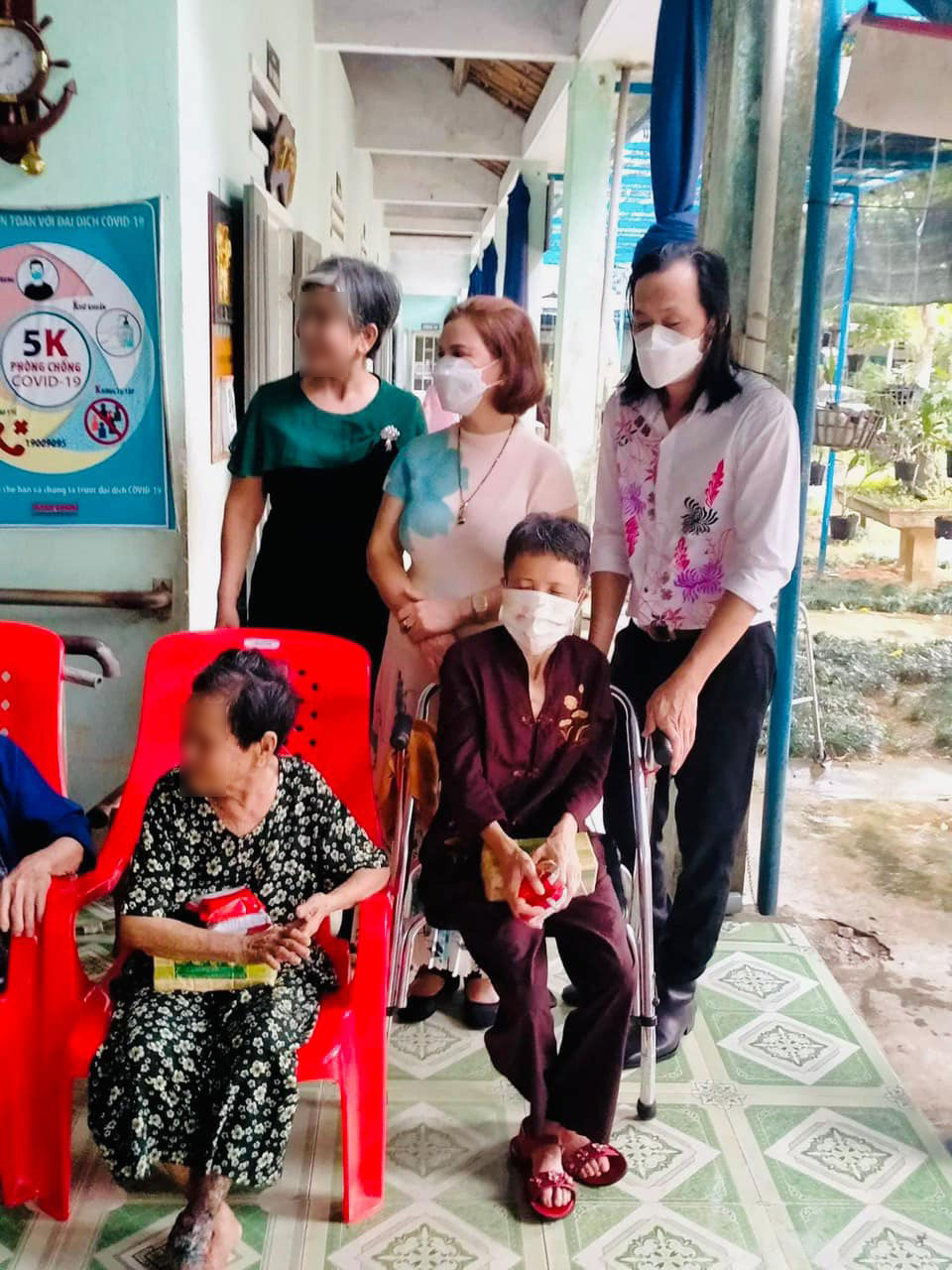 Hoài Linh giản dị làm từ thiện ở viện dưỡng lão thuộc tỉnh Quảng Nam