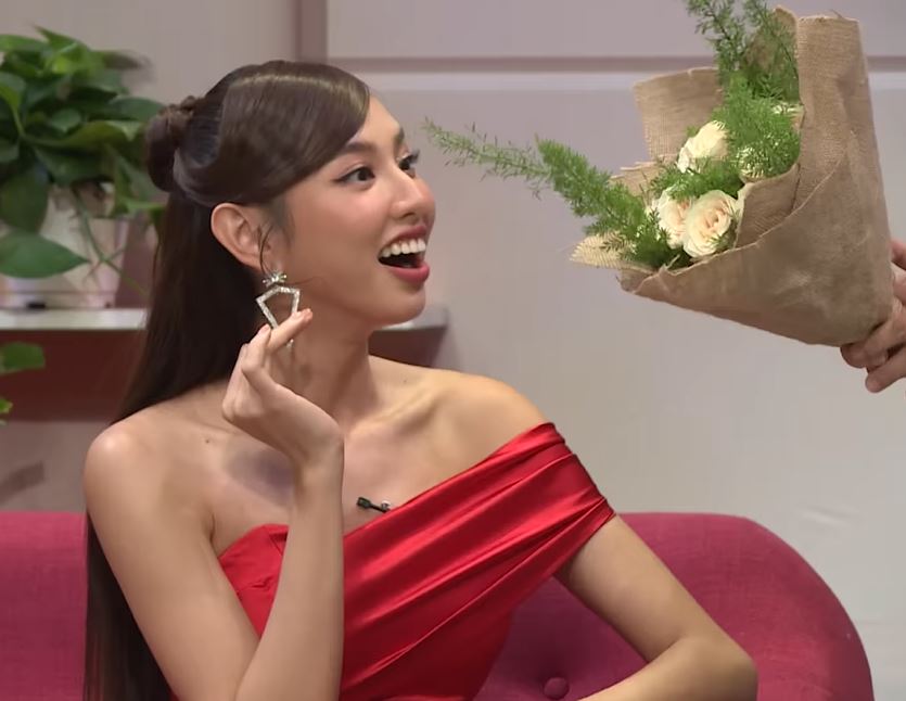Trường Giang gây tranh cãi khi bất ngờ hôn Hoa hậu Thùy Tiên trên sóng truyền hình