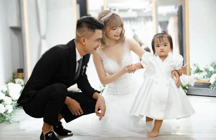 Con gái Mạc Văn Khoa diện váy cưới y hệt mẹ gây xúc động, không rời bố mẹ trong hôn lễ