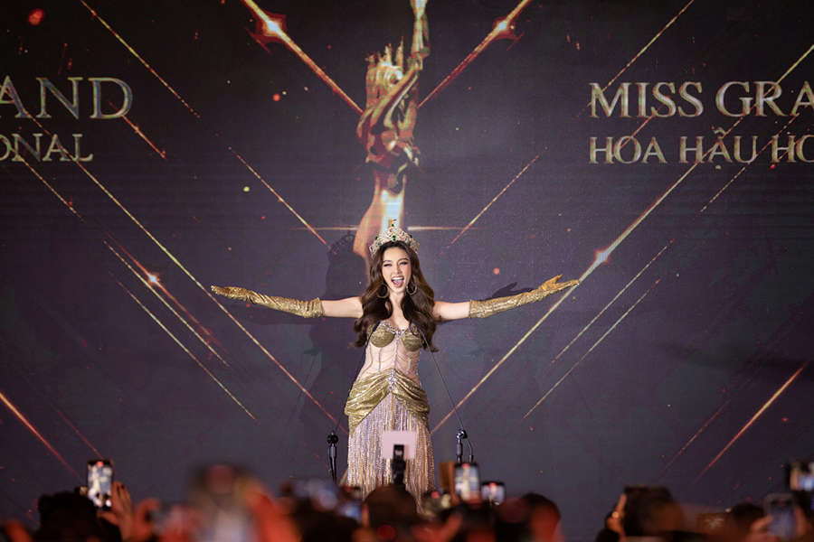 Màn chào sân hoành tráng của đại diện Miss Grand qua các thời kỳ, đọ sắc 'khét lẹt' giữa Việt Nam và quốc tế - ảnh 7