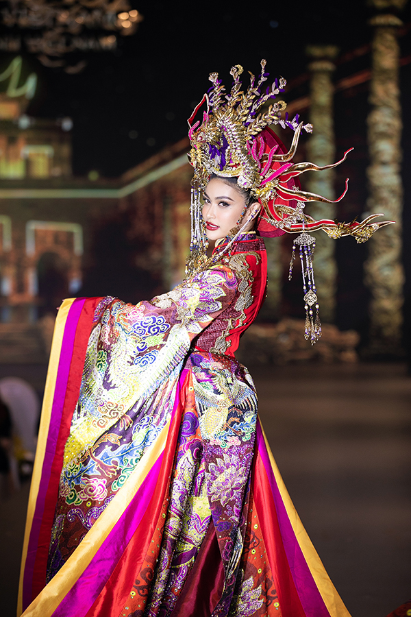 Màn chào sân hoành tráng của đại diện Miss Grand qua các thời kỳ, đọ sắc 'khét lẹt' giữa Việt Nam và quốc tế - ảnh 19