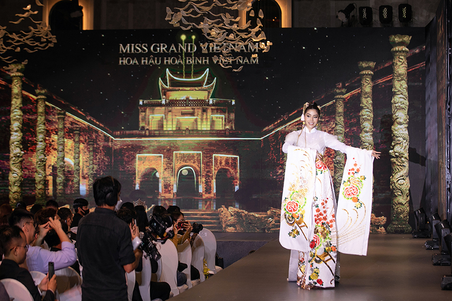 Những người đẹp Thái Lan trình diễn BST áo dài trên sân khấu họp báo Hoa hậu Hòa bình Việt Nam