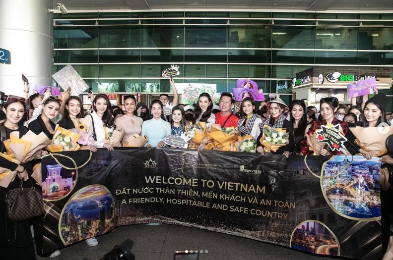 Thùy Tiên đón tiếp những vị khách quý từ Thái Lan ở sân bay