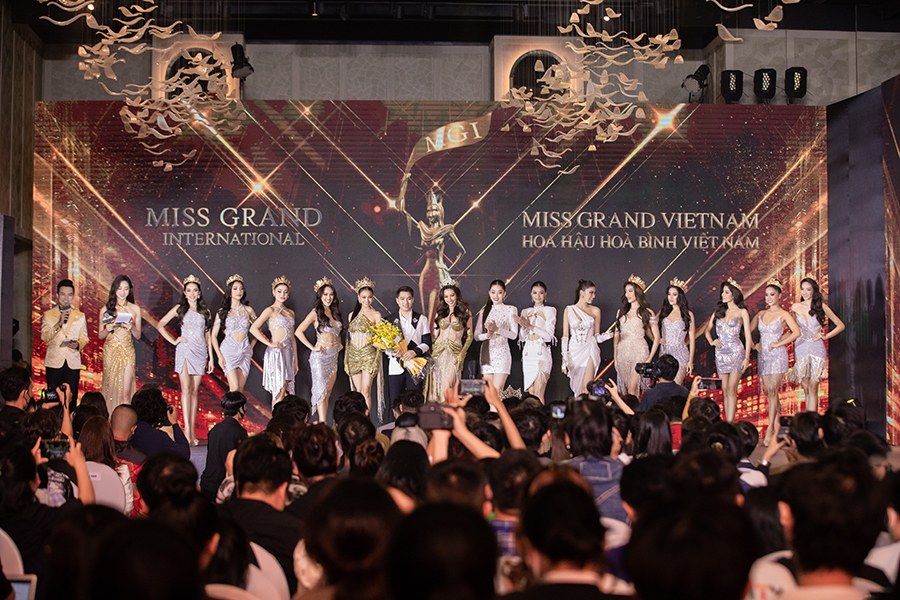 Nhan sắc của Top 10 Miss Grand Thái Lan khi đứng cùng 4 đại diện Việt Nam tại Miss Grand International các năm 2018, 2019, 2020 và 2021