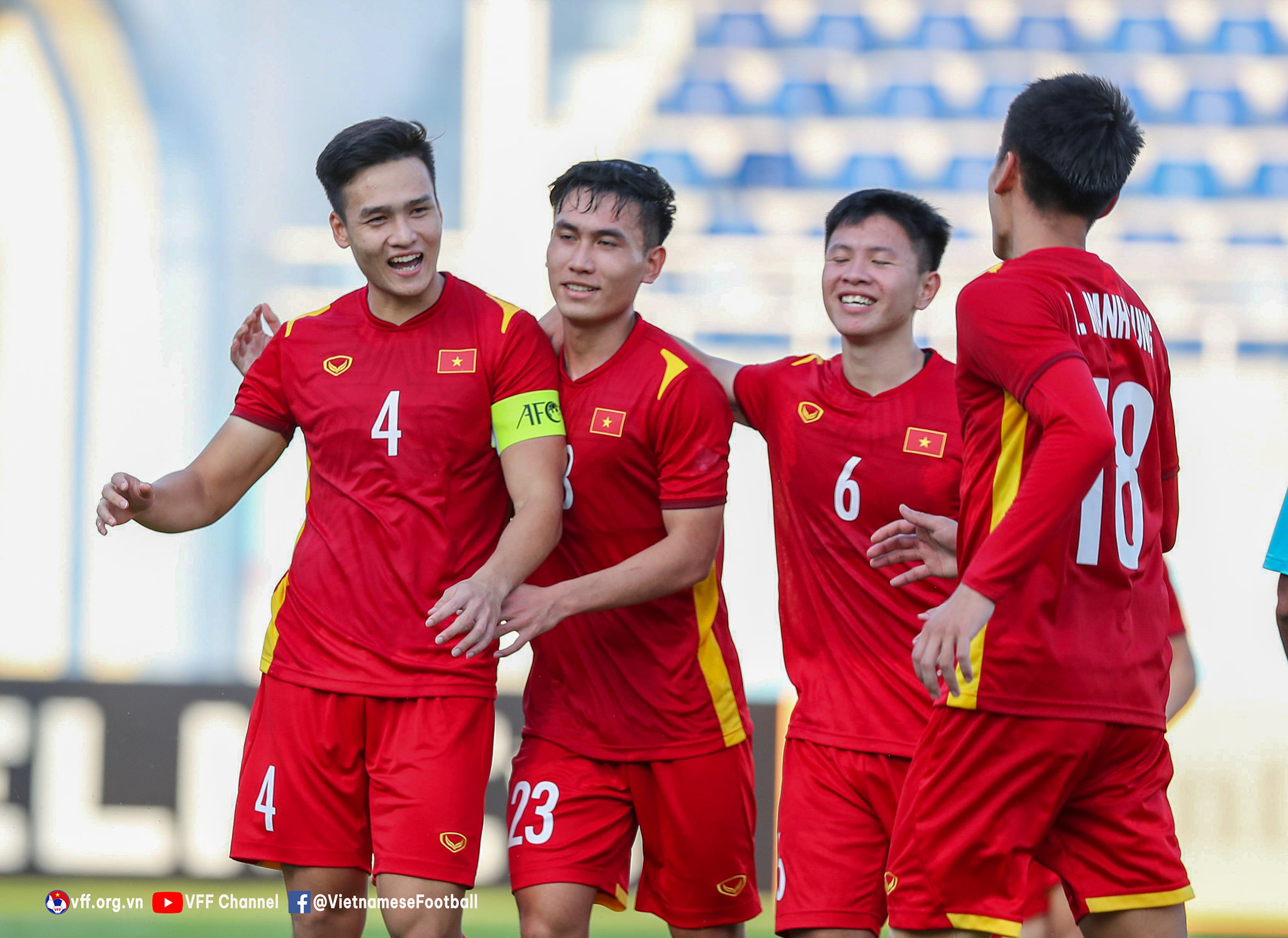 Việt Anh - cầu thủ mang áo số 4 là người nâng cao cách biệt 2-0 cho Việt Nam sau quả penalty