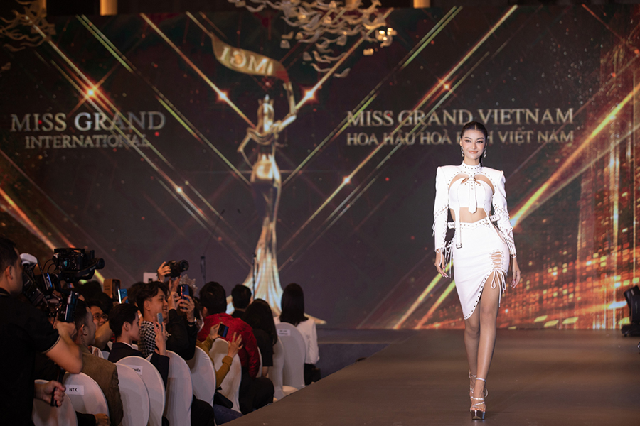 Màn chào sân hoành tráng của đại diện Miss Grand qua các thời kỳ, đọ sắc 'khét lẹt' giữa Việt Nam và quốc tế - ảnh 3