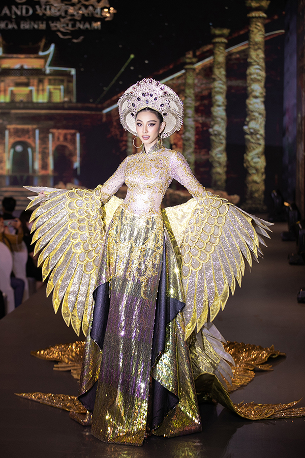 Miss Grand International 2021 Nguyễn Thúc Thùy Tiên khiến khán giả phấn khích khi xuất hiện