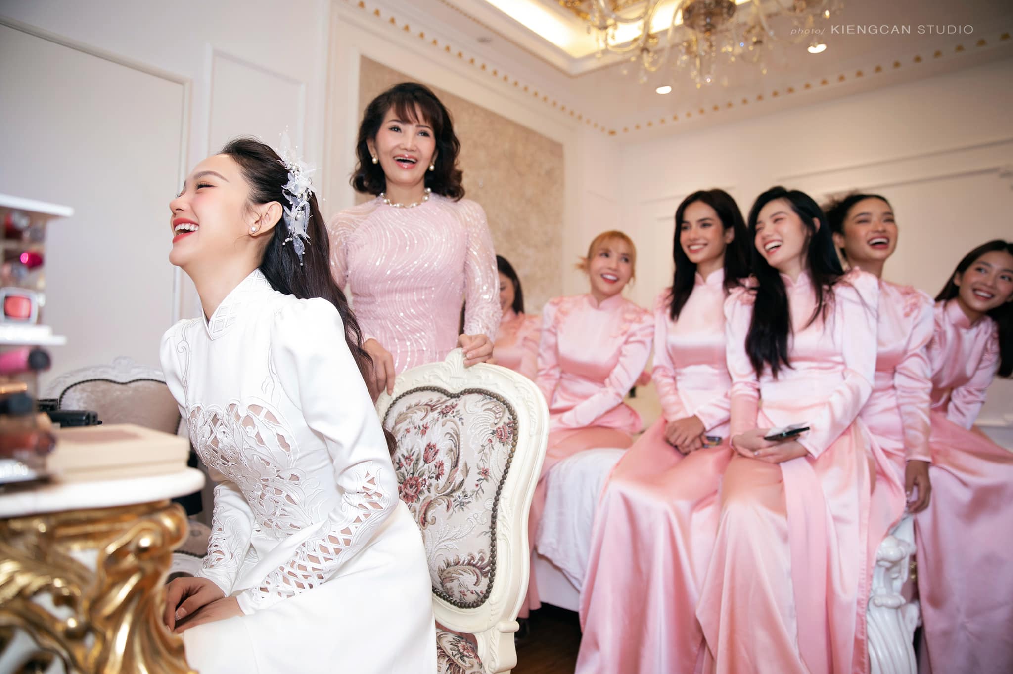 Hình ảnh cô dâu Minh Hằng rạng rỡ trong lễ gia tiên trước thềm đám cưới