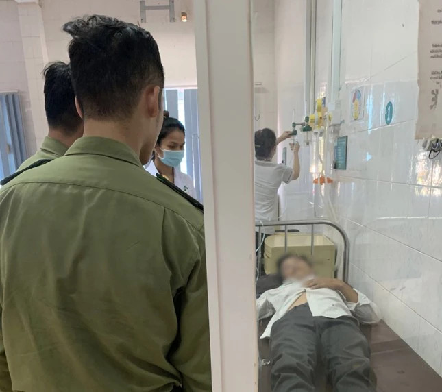 Ông P được đưa đến Trung tâm y tế huyện Cư Kuin cấp cứu kịp thời
