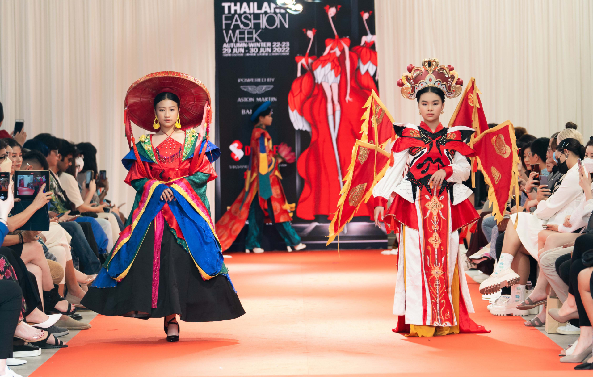 BST mang đậm bản sắc Việt và văn hóa 5 châu được loạt mẫu nhí trình diễn tại Thailand Fashion Week 2022 - ảnh 1