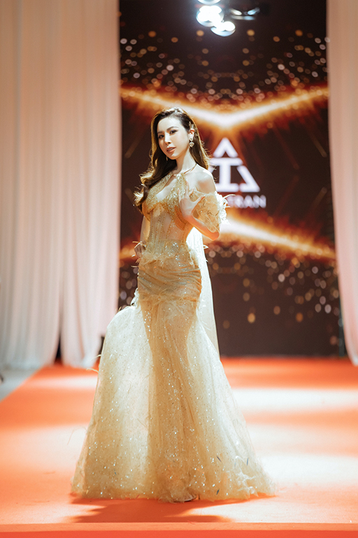 Hoa hậu Áo dài 2017 Hoàng Dung là sự quyến rũ và gợi cảm trong một chiếc đầm vàng đuôi cá lấp lánh
