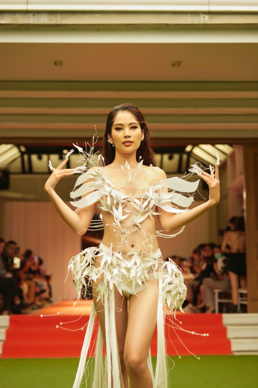 Nam Anh táo báo diện trang phục cắt xẻ tối đa , cô đảm nhận vị trí mở màn tại show thời trang lần này của NTK Ivan Trần.