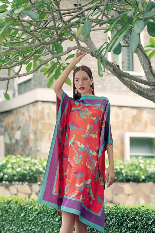 Hai nhà thiết kế giới thiệu các mẫu váy suông nữ tính hoạ tiết chuồn chuồn hoà quyện với hoa giấy trên chất liệu gấm