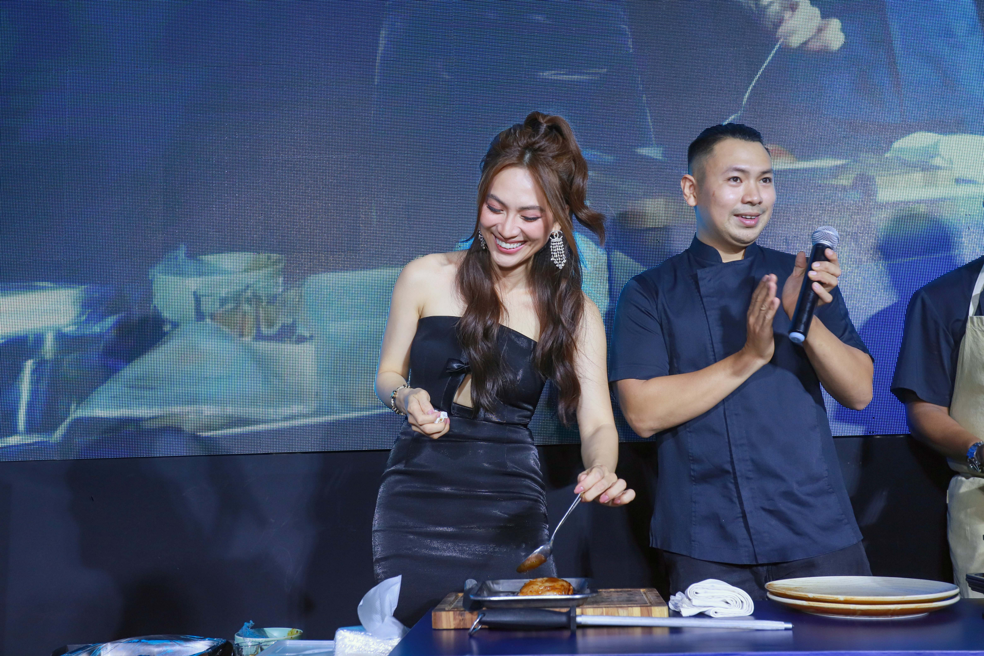 Phương Anh Đào, Hoàng Trung trổ tài nấu ăn dưới sự hướng dẫn của 'siêu chef' Tommy Trần - ảnh 2