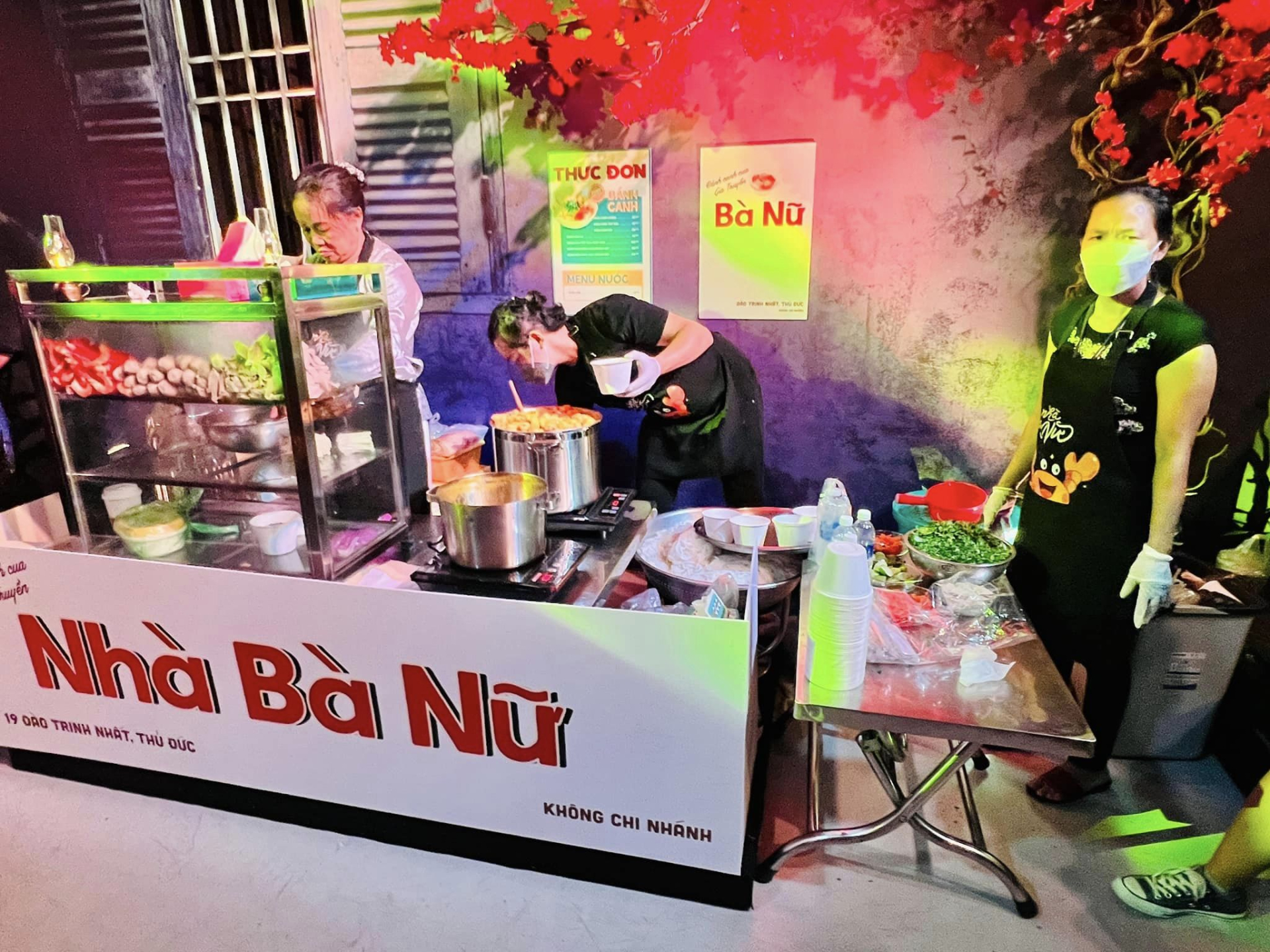 Trấn Thành bao nguyên gánh bánh canh 300k hot nhất Sài Gòn đãi cả showbiz, đem lên phim điện ảnh - ảnh 1
