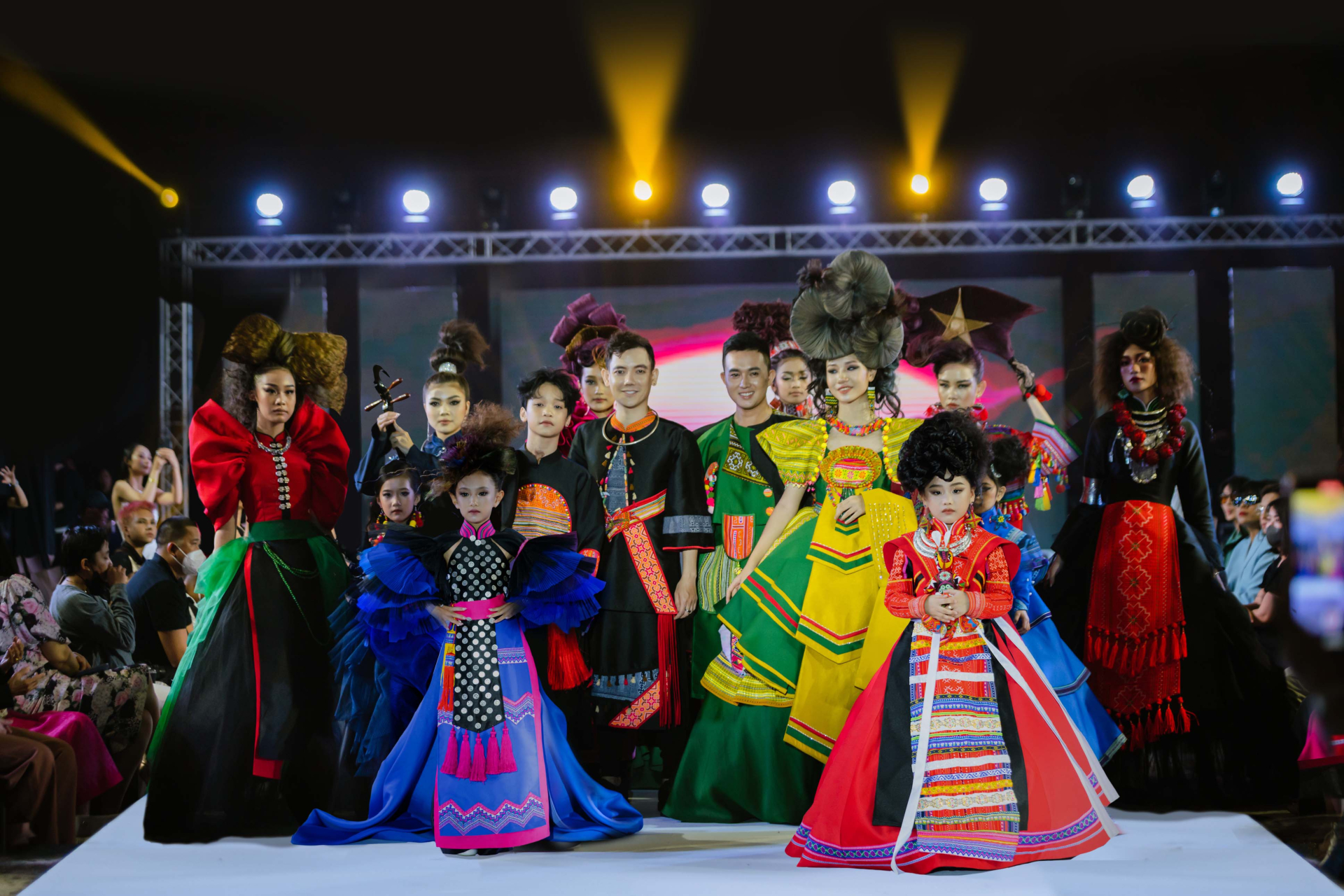 Mãn nhãn với BST mang đậm bản sắc Việt mở màn Bangkok Kids International Fashion Week 2022 - ảnh 1