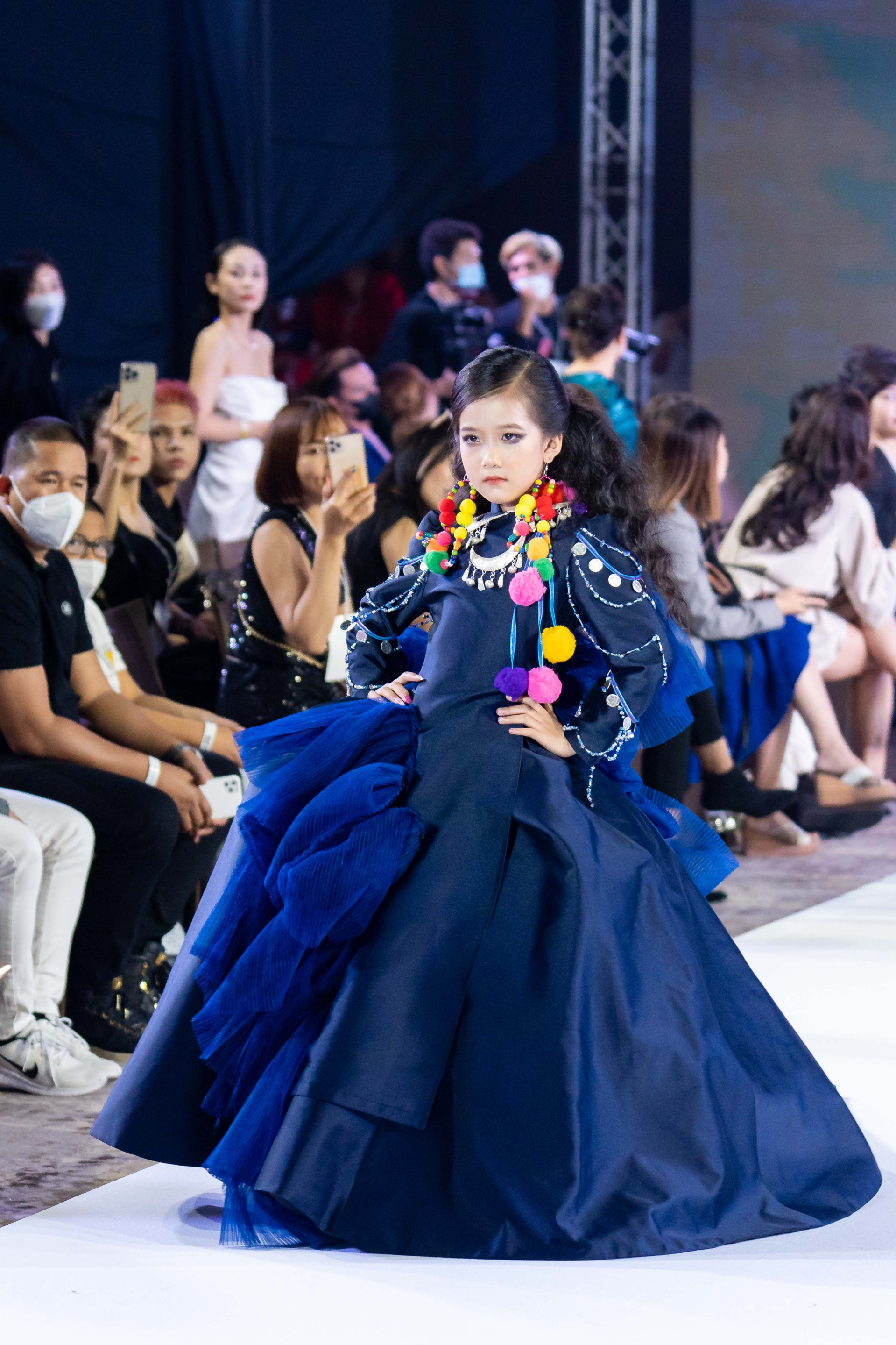 Mãn nhãn với BST mang đậm bản sắc Việt mở màn Bangkok Kids International Fashion Week 2022 - ảnh 2