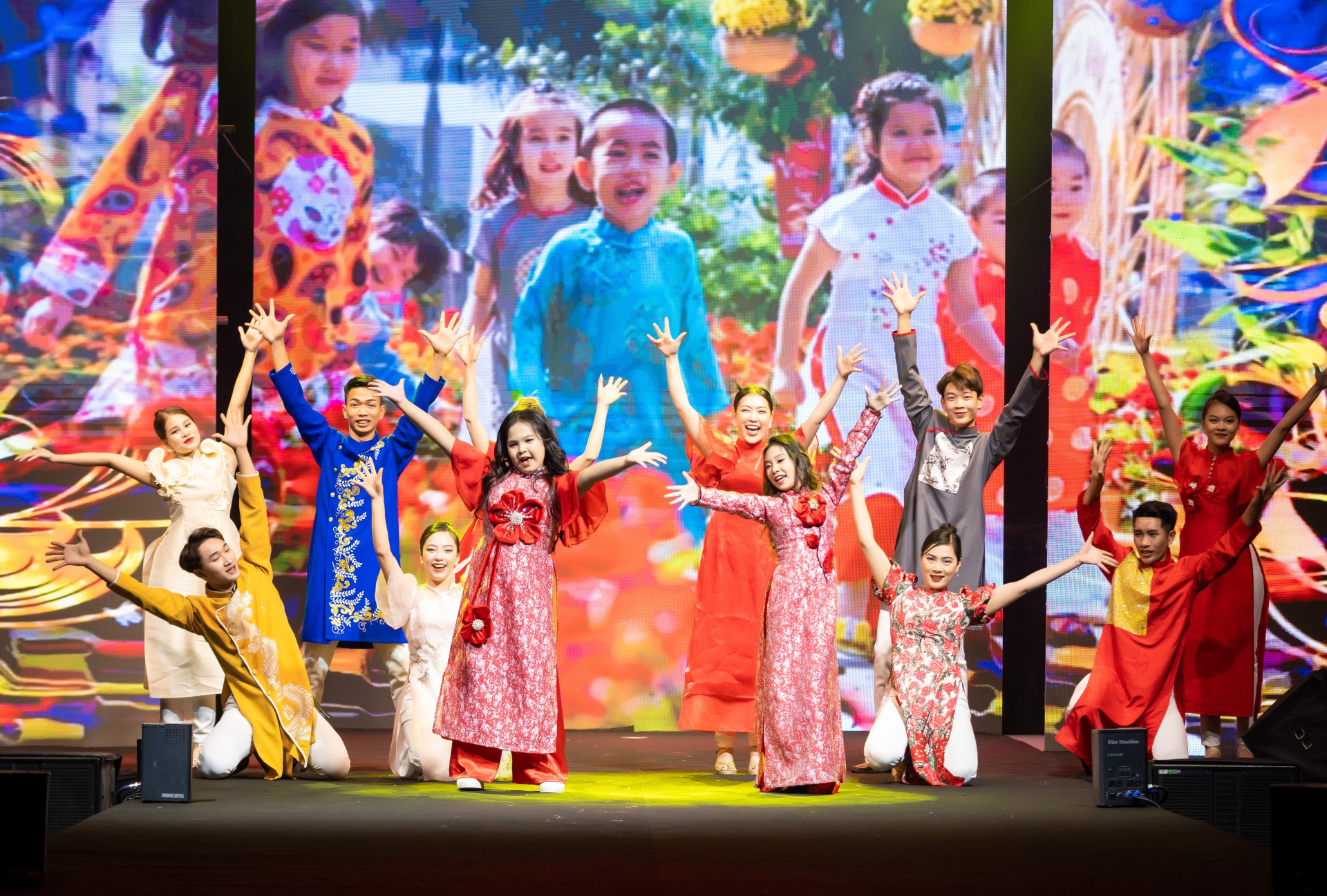 40 trẻ em có hoàn cảnh đặc biệt trình diễn áo dài trong Xuân đất Tổ - ảnh 1