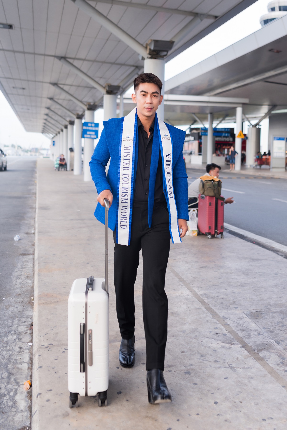 Phùng Phước Thịnh mang gần 90kg hành lý sang Philippines thi Mister Tourism World - ảnh 1